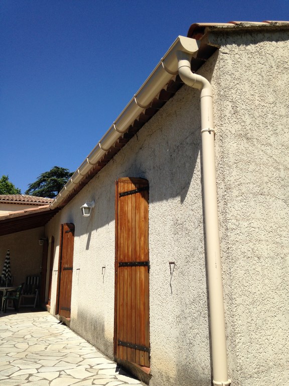 Goutières en PVC couleur sable